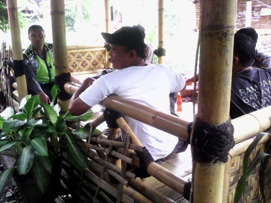 Ayahku (baju putih, bertopi), Iing Solihin, ketika menjamu anggota Polsek di Saung Ciranggon.